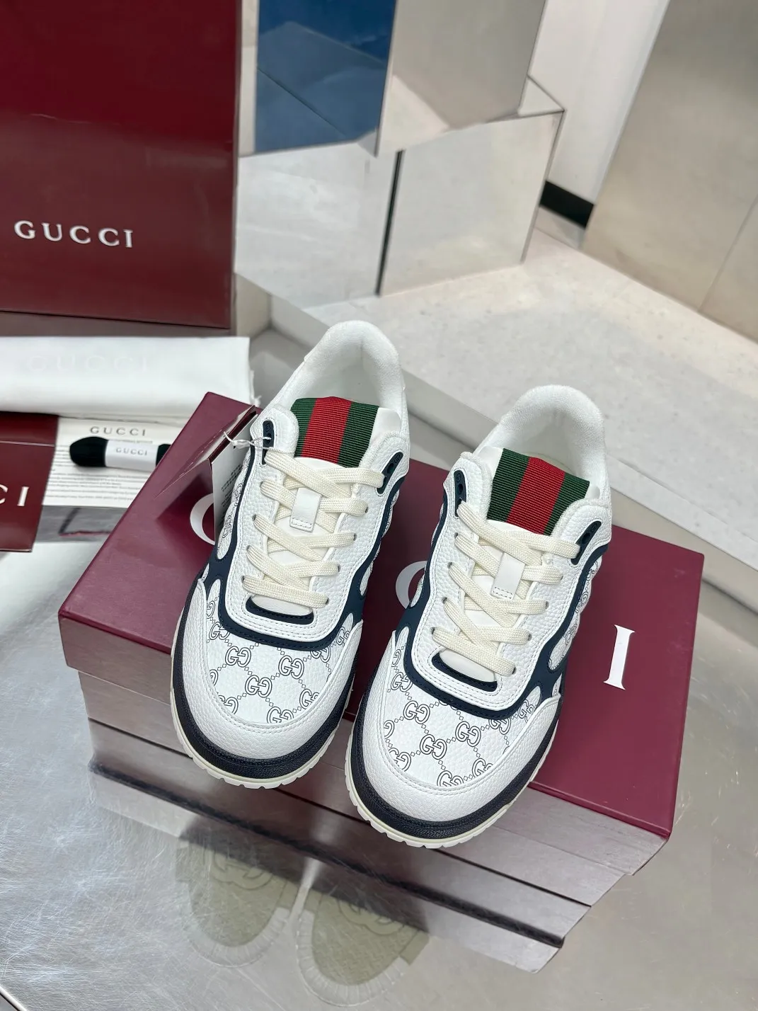 Men's Men's Shoes 💰660 Gucci Gucci's latest hot-selling series of high and low-top distressed couple sneakers are shipped. Original purchase, development and production. This high-low top sneaker adopts a basketball-style silhouette design, cleverly integrated with hollow panels and distressed effects, showing its unique ingenuity. The ingenuity incorporates brand logo details such as interlocking Double G styling accessories and Gucci lettering, a low-key tribute to the brand's design heritage.  ▪️ Fabric: Original customized imported first-layer cowhide ▪️ Lining: Sweat-absorbent and deodorant towel lining ▪️ Sole: Original molded TPU sole ▪️ Sole thickness: 3cm ▪️ Size: Male 39-46 (46 customized)